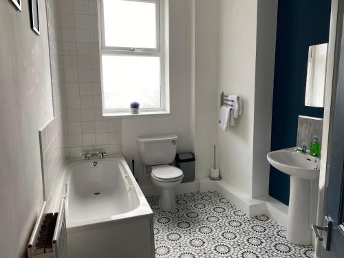 Bathroom sa Rawling - Canny 2 bed flat close to Ncle free wifi & parking