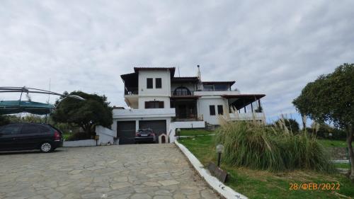 une maison avec une voiture garée devant elle dans l'établissement Villa Georgius, à Néon Rýsion