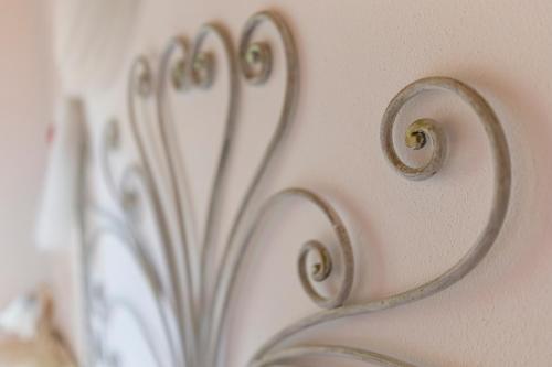 a metal object with a heart pattern on it at Borgo da Vinci in Volterra