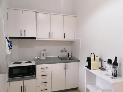 A kitchen or kitchenette at Makis Apartments