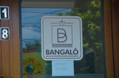 a sign on the door of a building at Studio Bangalô Belém Hospedagem in Belém