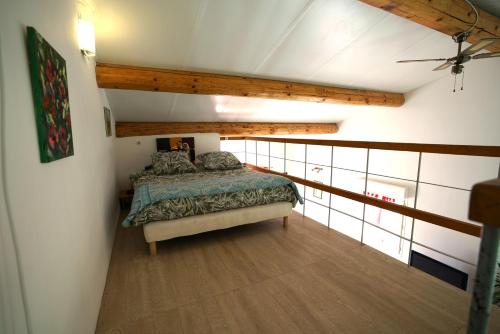 une chambre avec un lit dans une pièce dans l'établissement Loft avec mezzanine, à Montagnac