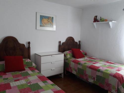 - une chambre avec 2 lits et une commode dans l'établissement Piso De La Ermita, à Mijas