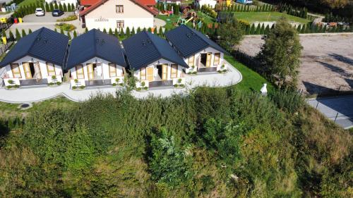 uma vista aérea de uma casa com um telhado em Domki Marcus em Rowy