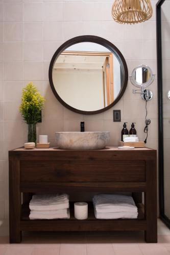 a bathroom with a sink and a mirror at Taller de Juan - Casa Hotel in San Cristóbal de Las Casas