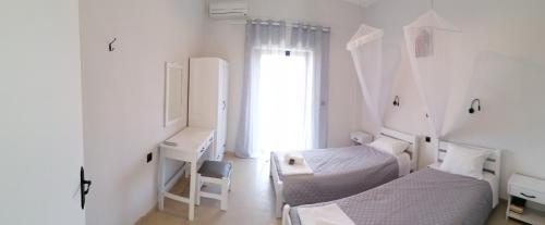 A bed or beds in a room at Makis Apartments