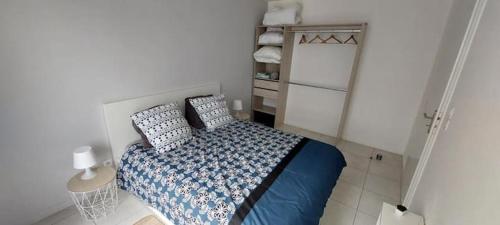 Postel nebo postele na pokoji v ubytování Bel appt neuf - vue mer - terrasse - parking privé