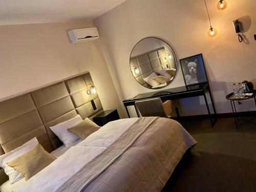 En eller flere senger på et rom på Hotel "Księżyc" w Świebodzicach