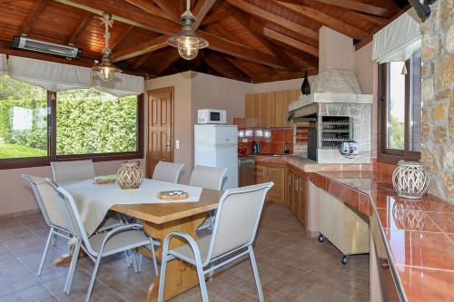 a kitchen and dining room with a table and chairs at Elena Villas in Agios Nikolaos