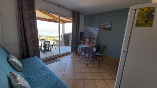 - un salon avec un canapé et une vue sur une terrasse dans l'établissement Résidence Casa Régina, à Propriano