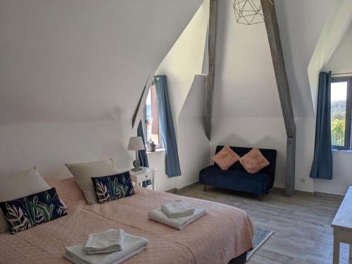 une chambre avec deux lits et un canapé dans l'établissement Domaine de Fleurie, à Tursac