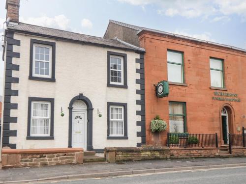 a building on the corner of a street at The Oaks Cottage in Penrith