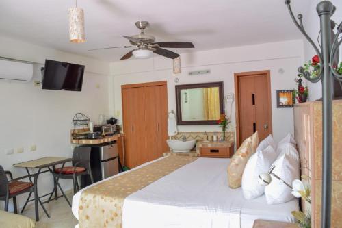 1 dormitorio con 1 cama y baño con lavamanos en Hotel Bucaneros Isla Mujeres, en Isla Mujeres