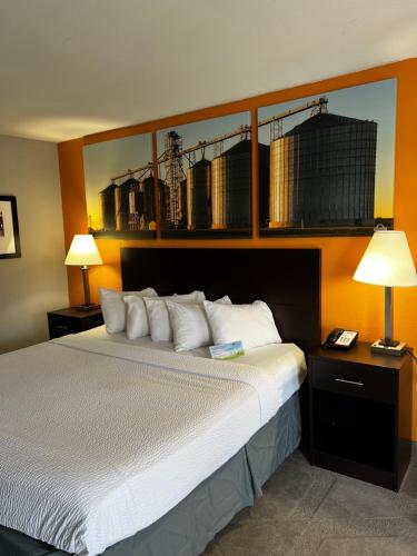 Un pat sau paturi într-o cameră la Days Inn by Wyndham Hays