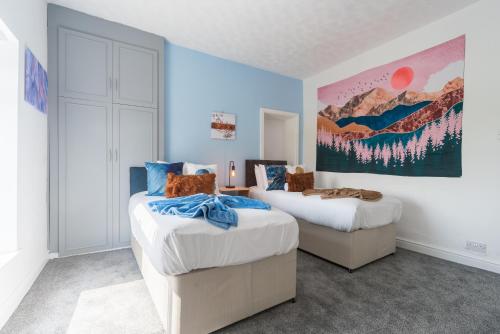 Postel nebo postele na pokoji v ubytování 3 Bedroom Adom Home 4 Beds- 5 Mins to Hull Stadium- Close City Centre