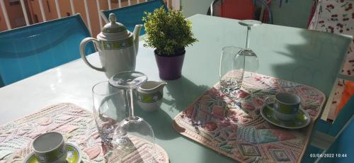 een tafel met een glazen vaas en een servet bij La casa de la playa in Santa Pola