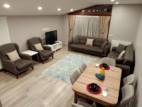 Ein Sitzbereich in der Unterkunft Han PANSİYON