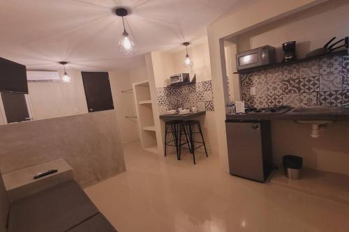 cocina pequeña con encimera y fogones en D-03 NOVAGA DOWNTOWN CANCUN, en Cancún
