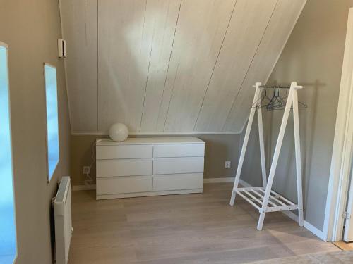 um quarto com uma secretária, uma cómoda e uma escada em Högklint by the Sea Apartment em Visby