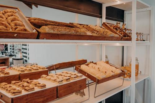 een bakkerij met verschillende soorten brood en gebak op de planken bij INN Carilo in Carilo