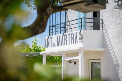 a white building with a sign that reads hit marmite at Hôtel Le Martray in Ars-en-Ré