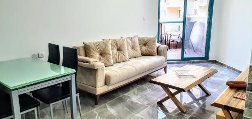 uma sala de estar com um sofá e uma mesa em Tiberias em Tiberíades