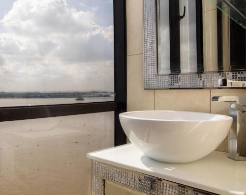 baño con lavabo y ventana en Suite 1403 Bellini 1, Puerto Santa Ana, Guayaquil, en Guayaquil