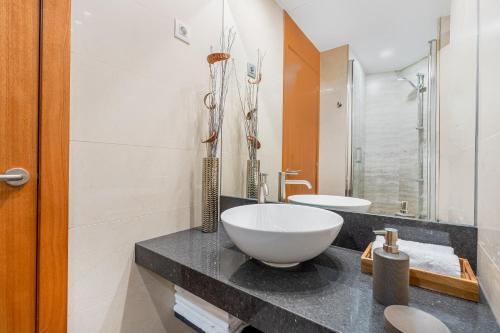 een badkamer met een wastafel op een aanrecht bij Lodging Apartments City Center-Eixample in Barcelona