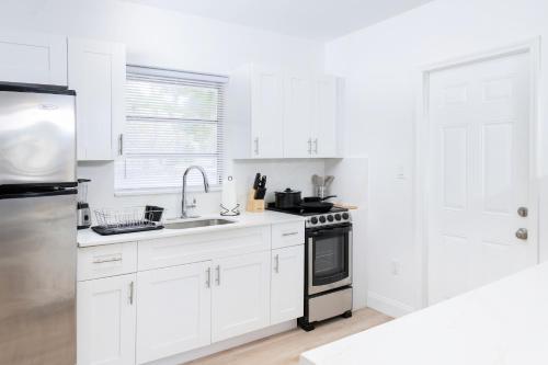 Beautiful Casita with King Bed and private patio Close to Calle 8, MIA Airport, Coral Gables photo 9