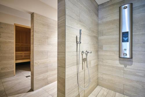 een douchecabine in een badkamer met een douche bij Gemütlich - Mountainbike - Pool & Sauna - Netflix in Winterberg