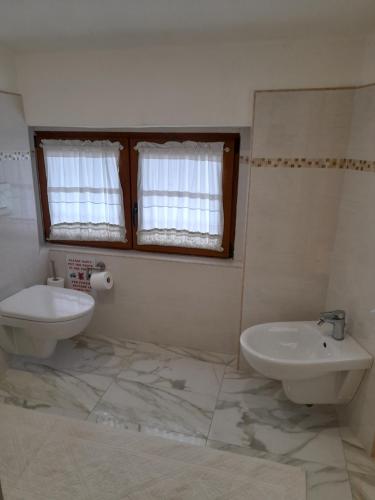 un baño con lavabo e inodoro en B&B Camera & Caffe, en Tempio Pausania