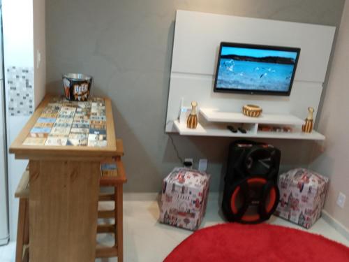 a toy room with a desk and a computer monitor at Apartamento Lindíssimo e Moderno próximo a praia in Praia Grande