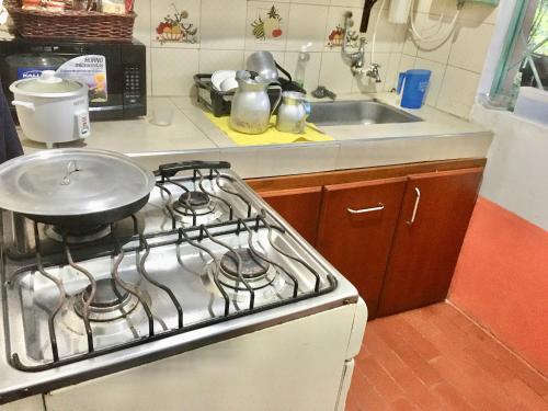 a kitchen stove with a pan on top of it at Finca La Belleza-Villeta in Villeta