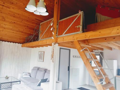 Двухъярусная кровать или двухъярусные кровати в номере Chalet en forêt, brame du cerf