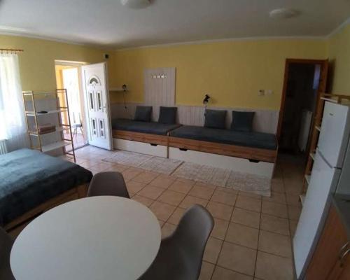 salon z kanapą i stołem w obiekcie Bellis - Apartmanok w mieście Szilvásvárad