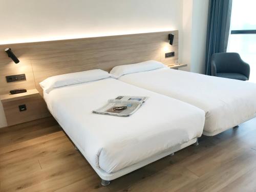 
a hotel room with a bed and a desk at Hotel Príncipe de Asturias in Gijón
