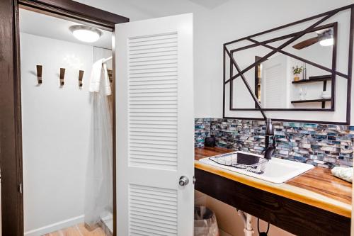 凱魯瓦的住宿－Kona Islander Inn # 219，一间带水槽和镜子的浴室