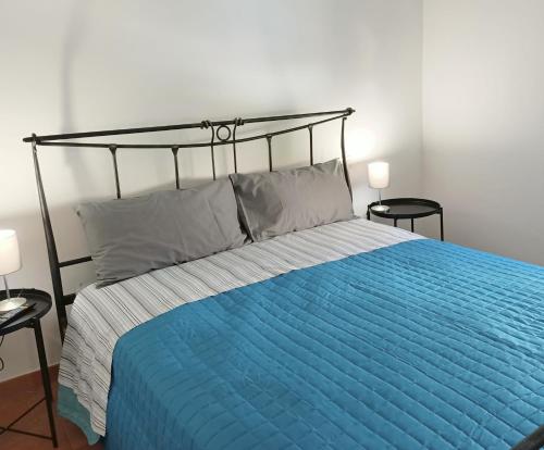 1 dormitorio con 1 cama con edredón azul en Raffaello, en Iesi