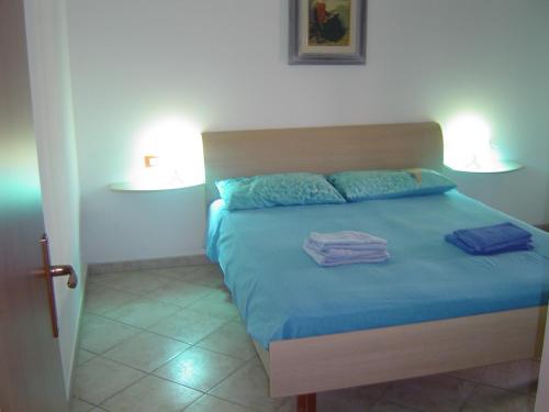 um quarto com uma cama com duas toalhas em casa vacanza mika em SantʼAnna Arresi