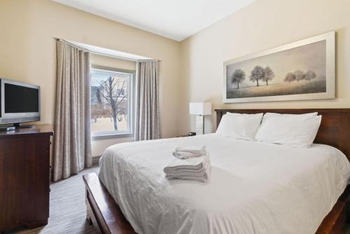 Ένα ή περισσότερα κρεβάτια σε δωμάτιο στο Blue Mtn Getaway in Historic Snowbridge Chalet