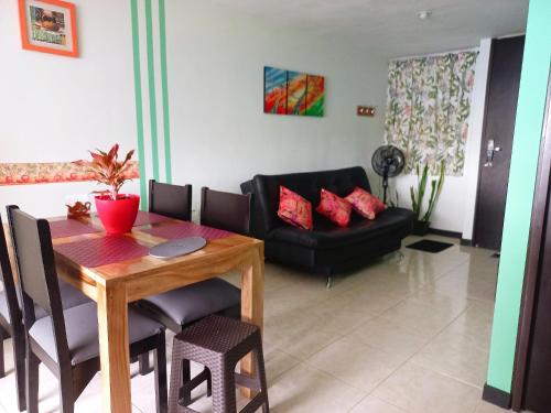 a living room with a table and a couch at ApartHotel Nathalie B207 a 7min Parque del Café in Montenegro