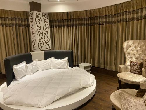 Una cama o camas en una habitación de Penthouse