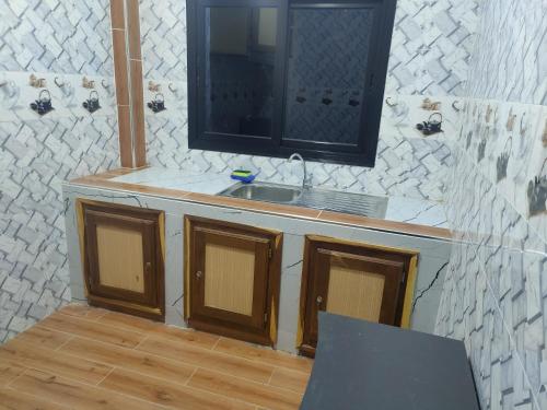 eine Küche mit einer Spüle und einer Arbeitsplatte in der Unterkunft Gassimmo Avril Location d'appartements in Thiès