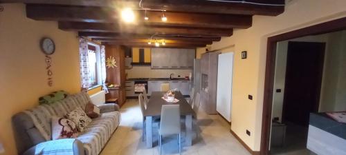 uma sala de estar com um sofá e uma mesa em La Coccinella em Donnaz