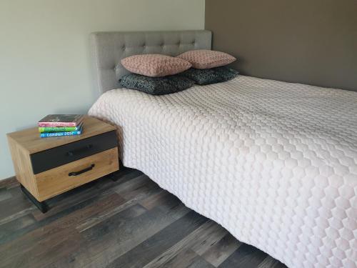 Een bed of bedden in een kamer bij A.H Tammsaare Pärnu Apartment
