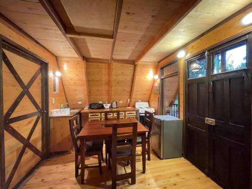 Кухня или мини-кухня в Cabaña de montaña La Hortensia Cerro de La Muerte De La Cañuela Cloudforest
