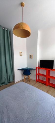 une chambre avec un lit, une table et une lampe dans l'établissement Histoire de Loire - RABELAIS, à Saumur