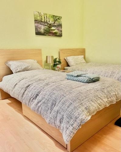a bedroom with two twin beds with at Gardiner Cottage in Prestwick