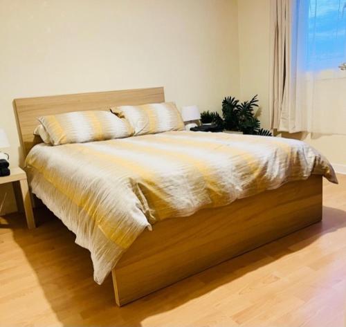 a large bed in a bedroom with at Gardiner Cottage in Prestwick