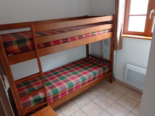 a couple of bunk beds in a room at Agréable appartement avec balcon dans résidence calme in Cauterets